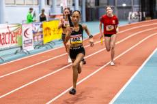 ... langer Schritt bei Yvonne ... Quelle: © KJPeters - siehe kjpeters-photo.de/sport.html 