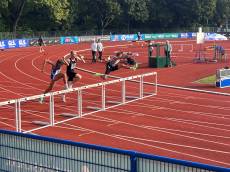 Luca Barowski stolpert beim Stabhochsprung