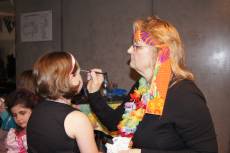 Anke Tille schminkt die Kinder