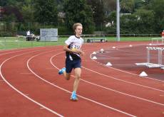 Bjarne bringt die Stadionrunde trotz Stolperer erfolgreich hinter sich