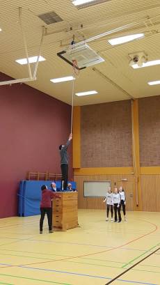 Coach Simeon Wittich befreit einen festgeklemmten Ball