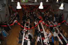 Der geschmückte Saal von der Tribüne aus