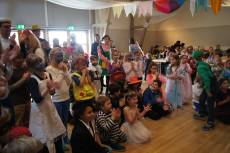 Der Saal erwartet den Auftritt der Tanzgruppe voller Spannung