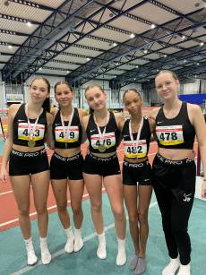 Die erfolgreiche Staffel (v. l. n. r.): Charlotte, Marla, Leonie, Yvonne, zusammen mit Hürde-As Julia