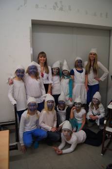 Die Ice Angels in Schlumpfkostüm