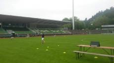 Die M1 macht sich im 22.000 Zuschauerplätzen großen Homburger Waldstadion  warm für die erste Begegnung