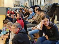 Die Zuschauer warten auf den Anpfiff