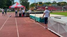 Eingestellte Hochsprung-Bestleistung für Leonie