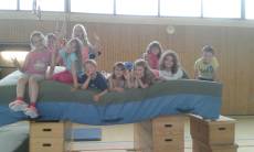 Einige Kinder beim Ausruhen auf der großen Matte