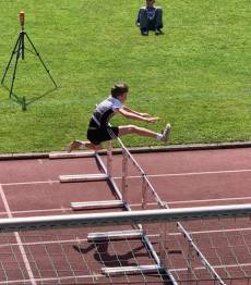 Florian über die Hürden