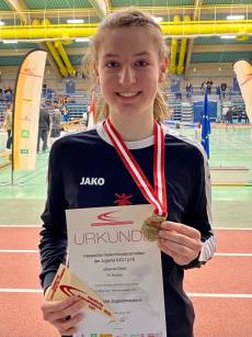 Goldmedaille und Wimpel für Johanna