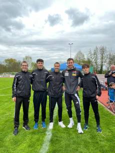 Gruppenbild Rendeler U18 mit großem Idol