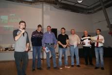 Jan Tille und Pascal Wokan ehren die Herrenmannschaft der Abteilung Faustball