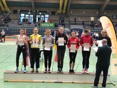 Jill sprang knapp am Podest vorbei