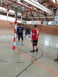 Kapitän Peter Lotze bei der Platzwahl mi Marco Müller vom TV Käfertal