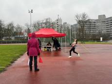 Kraftvoller Abwurf von Leonie