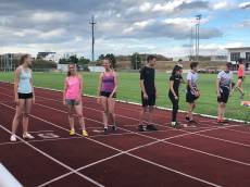 Lachende Gesichter vor dem 800-Meter-Start