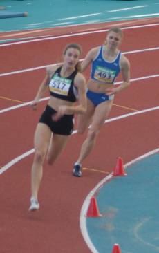 Lara eingangs der Zielgeraden über 400m