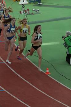 Lara führt das Feld in ihrem Vorlauf an