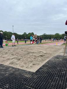 Leonie beim Weitsprung