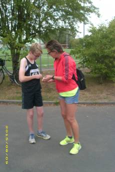 Letzte Instruktionen von der Trainerin für Fynn