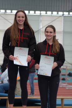 Lorina (oben) und Verena mit Doppelerfolg im Stabhochsprung