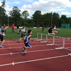Luca Wörner geht beim 60-Mter-Hürdenlauf als erster durchs Ziel 