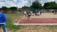 Marla haut den Speer raus