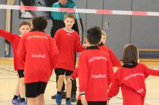 Nach dem Vorrundenspiel klatscht der TV Rendel 3 die Gäste aus Seligenstadt ab 