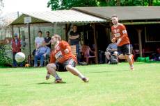 Oliver Kohm bei der Abwehr, im Hintergrund Jan-Niklas Tille kommt nach seiner Kreuzband-Op zum Comeback