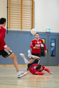 Oliver Kohm erläuft einen kurzen Ball