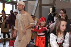 Pascal Wokan animiert die Kinder als persischer Tänzer