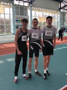 Platz 1-3 im Hochsprung der mU18