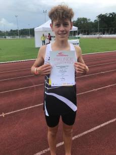 Stolz über seine erste HM-Urkunde