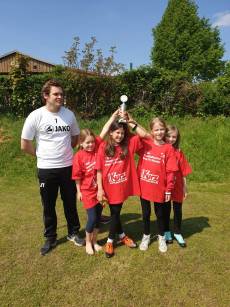 Turniersieger in der u10: Die Mädels vom TVR  mit Trainer Jonas Tille