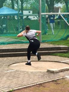 Valerie erledigt den Kugelstoß mit links