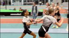 Yvonne übergibt das Staffelholz an Julia 